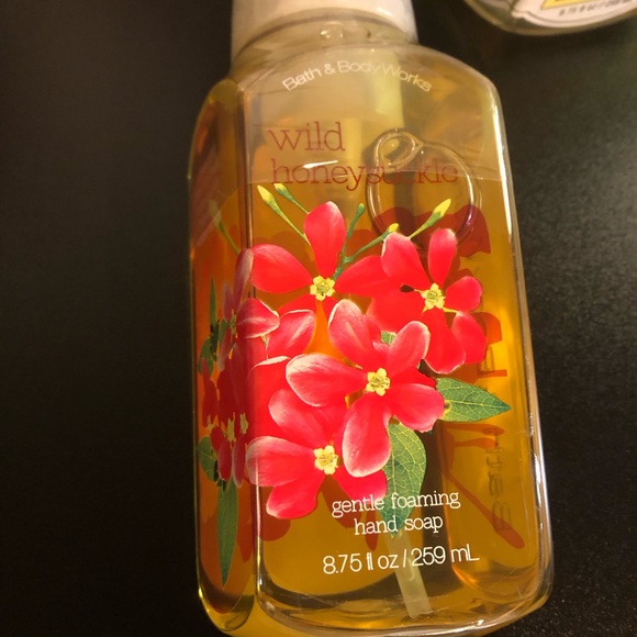 6 Bath & Body Works Foam Hand Soap Spring Berry Pineapple Tulip Cucumber Lily - Picture 6 of 6